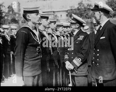 Ein Kontingent von Kadetten der Kanadischen See, Gäste der Navy League, kam heute Morgen aus Portsmouth in London an, wo sie mit britischen Kadetten an Bord der H.M.S Ramillies übernachteten. Die Partei, bestehend aus einem Lt, einem Mittschiffsmann und 25 Kadetten, marschierte Whitehall hinunter zu Nelsons Kolumne am Trafalgar Square, wo sie offiziell vom ADML-Kommandanten ADML Charles E. Morgan, Vize-ADML-Sir Gilbert O. Stevenson, der die Navy League repräsentierte, und Commodore A.M. Hope, der den Hohen Kommissar für Kanada repräsentierte. Kadetten aus der Britischen See waren ebenfalls bei der Zeremonie anwesend. Pictu Stockfoto