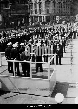 Ein Kontingent von Kadetten der Kanadischen See, Gäste der Navy League, kam heute Morgen aus Portsmouth in London an, wo sie mit britischen Kadetten an Bord der H.M.S Ramillies übernachteten. Die Partei, bestehend aus einem Lt, einem Mittschiffsmann und 25 Kadetten, marschierte Whitehall hinunter zu Nelsons Kolumne am Trafalgar Square, wo sie offiziell vom ADML-Kommandanten ADML Charles E. Morgan, Vize-ADML-Sir Gilbert O. Stevenson, der die Navy League repräsentierte, und Commodore A.M. Hope, der den Hohen Kommissar für Kanada repräsentierte. Kadetten aus der Britischen See waren ebenfalls bei der Zeremonie anwesend. Pictu Stockfoto