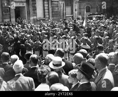 Sir George Wilkinson, der für den Lord Mayor of London's Guildhall fungierte, erhielt das „Fiery Cross“, die alte Methode der Beschwörung der schottischen Clans – vom Marathonläufer Duncan Wright aus Glasgow, der die letzte Runde der Symbole von Hand zu Hand von Edinburgh aus lief. Zusammen mit der Übergabe des „Fiery Cross“ war eine Botschaft an die Londoner auf der schottischen Ausstellung für Industriedesign „Enterprise Scotland 1947“, die am 25. August in Edinburgh eröffnet wird. Das Bild zeigt: Duncan Wright übergibt das „feurige Kreuz“ an St. George Wilkinson bei einer Zeremonie in Guildhall, London. 11 A Stockfoto