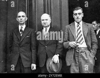 Eine öffentliche Untersuchung über die Zugunglücke in Doncaster, bei der am vergangenen Samstag 18 Menschen getötet und 70 verletzt wurden, wurde am Bahnhof Liverpool Street von Sir Allan Mount, Chief Inspecting Officer of Railways, Ministerium für Verkehr, eröffnet. Der Unfall ereignete sich, als der King's Cross to Leeds Express um 13:25 Uhr in die Rückseite eines King's Cross Leeds Express um 13:10 Uhr an der Kreuzung Balby, nahe der Doncaster Station, fuhr. Beide Züge waren mit Urlaubern überfüllt. Das Bild zeigt: Drei wichtige Zeugen bei der Untersuchung sind nach rechts zu sehen: Joseph Gilmore - Goods-Guard im Zug um 13:25 Uhr, William Sampson Signal man in R Stockfoto