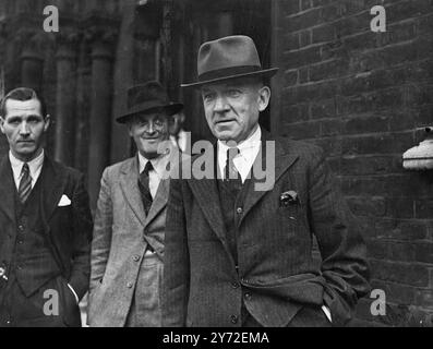 Eine öffentliche Untersuchung über die Zugunglücke in Doncaster, bei der am vergangenen Samstag 18 Menschen getötet und 70 verletzt wurden, wurde am Bahnhof Liverpool Street von Sir Allan Mount, Chief Inspecting Officer of Railways, Ministerium für Verkehr, eröffnet. Der Unfall ereignete sich, als der King's Cross to Leeds Express um 13:25 Uhr in die Rückseite eines King's Cross Leeds Express um 13:10 Uhr an der Kreuzung Balby, nahe der Doncaster Station, fuhr. Beide Züge waren mit Urlaubern überfüllt. Das Bild zeigt: Ein wichtiger Witz bei der Anfrage Fahrer H. Mason Fahrer um 13:10 Uhr Zug, abgebildet als Straßenbahnhof. 14. August 1947 Stockfoto