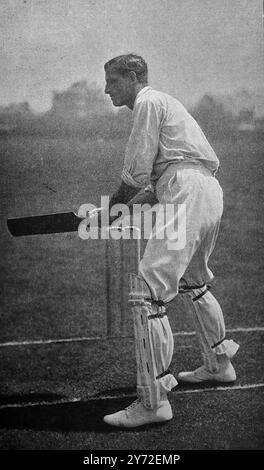 Batting: S. M. J. Woods, der den Vorderfuß abgeschnitten hat (Samuel Moses James Woods, ein australischer Allrounder, der auch für England, Cambridge University, Somerset und später für den MCC spielte). Dieses Foto stammt aus einer Serie von Fotoabzügen von Cricketspielern aus der viktorianischen Zeit. Sie wurden 1897 veröffentlicht. Viele werden zum Zweck der Unterweisung gestellt. Stockfoto