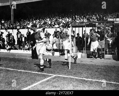 Rotwein gegen Weiße in Highbury. Eine große Menschenmenge kam heute Nachmittag in das Arsenal Stadium, Highbury, um ein Spiel zwischen dem 1. Und 2. Team von Arsenal zu sehen. Zum ersten Mal spielten Archie Macaulay, halb zurück, und Scottish International aus Brentford, die in der kommenden Saison große Erfolge im Fußball spielen werden. August 1947 Stockfoto