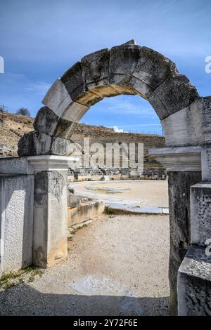 Die Parodos oder der Eingang zum Theater, in der antiken Stadt Philippi, in der Nähe von Kavala in Ostmakedonien, Nord GRE Stockfoto