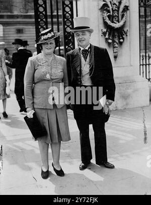 Hier angekommen im Buckingham Palace, wo Ihre Majestät der König und die Königin heute eine Gartenparty am Nachmittag veranstaltete, ALD. Dieser H.L.Gee, Bürgermeister von Doncaster, Yorkshire und seine Frau. 25. Juli 1947 Stockfoto