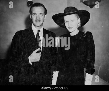 Der in Großbritannien geborene Schauspieler David Niven, der Anfang dieser Woche aus Amerika in dieses Land kam, hielt einen Presseempfang im Dorchester Hotel, Park Lane ab. Herr Niven ist hier, um die Titelrolle in der Londoner Filmproduktion von "Bonnie Prince Charlie" zu spielen. Das Bild zeigt: David Niven im Dorchester Hotel mit Miss Margaret Leighton, die Flora MacDonald gegenüber David im Film spielen wird. 24. Juli 1947 Stockfoto