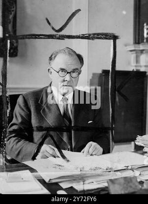 Rt. Arthur Creech Jones, M.P., Staatssekretär für die Kolonien, Labour-Abgeordneter für die Shipley-Abteilung von Yorkshire seit 1935. Er war Sekretär der Workers Travel Association, bevor er in das politische Feld eintrat, und einige Jahre lang nationaler Sekretär der Transport and Gen Workers union. Er war auch parlamentarischer Privatsekretär von Ernest Bevin, als dieser Minister für Arbeit und Nationalen Dienst war. 15. Juli 1947 Stockfoto