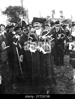 Der National Town Crier’s Championship Contest fand in Nicholas Meadow, Bodmin, Cornwall, statt, um den Challenge Cup „News of the World“ zu feiern. Das Bild zeigt die ersten vier Preisträger, die bei Bodmin zu sehen waren. Vor dem Pokal steht F. Welch – zum zweiten Mal erster Preisträger. Der nächste ist J.S.L. Morris, der zuvor Champion war. In einer kürzlich in Amerika ausgestrahlten Sendung sagte er, dass er keine weißen Strümpfe zum Tragen habe und mit Angeboten überflutet werde. Hinter ihm ist B.T.Hohnson Champion -1939, der den dritten Platz belegte. H. Thistleton aus Warwick, der den vierten Preis gewann, ist hinten zu sehen. 17. Juli 1947 Stockfoto