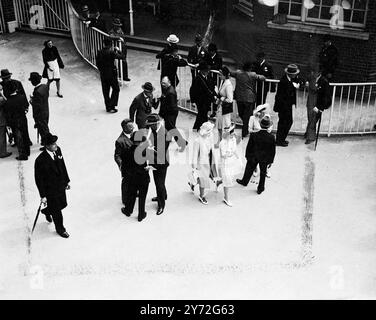 Seine Majestät der König mit zwei Prinzessinnen und zurück Philip Mountbatten, nahm an einem Schotten am 2. Tag des Treffens heute Teil. Die Party kam kurz vor dem ersten Rennen an und blieb, um die King's Horses zu beobachten, Kansas Back belegte den 3. Platz in den Princess Margaret Stakes und 74 auf Howdeh belegte den 2. Platz in den Royal Lodge Stakes. 12. Juli 1947 Stockfoto