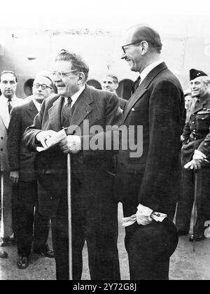 Monsieur Edouard Herriot, ehemaliger Premierminister Frankreichs, kam bei einem kurzen Besuch am Flughafen Northolt an. Er ist hier auf Einladung des Präsidenten des Unterhauses Oberst Rt. Hon.D. Clifton Brown und der Lordkanzler Rt. Viscount Jowitt. Das Bild zeigt: Ein Lächeln, M. Herriot bei der Ankunft am Flughafen mit M. rene Massigli OBE, französischer Botschafter in Großbritannien, der ihn bei der Ankunft in England traf. 1. Juli 1947 Stockfoto