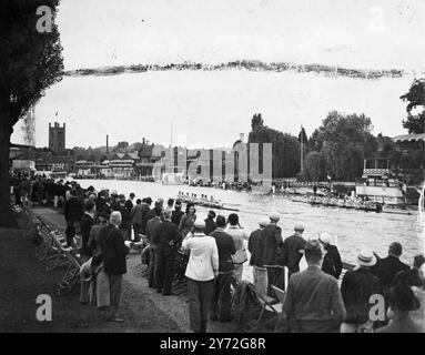 Der erste Tag der Royal Henley Regatta wird heute eröffnet und wurde von einer großen Menge besucht, die hoffte, einige schöne Rennen und Wettkämpfe zu sehen. Die meisten der Vorveranstaltungen des Vormittags für die Ladies Plats. Das Bild zeigt eine allgemeine Ansicht eines der Ereignisse für die Ladies Challenge Plate in Henley heute Morgen, wie Radley College (links) die zweite Hitze von St. Catherine's gewann 2. Juli 1947 Stockfoto