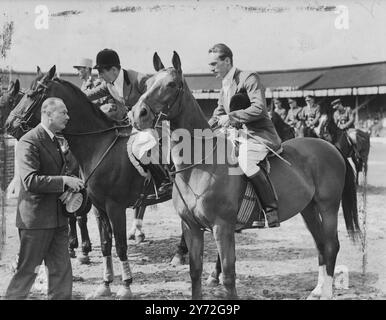 Der Duke und die Herzogin von Gloucester waren bei der internationalen Pferdeschau in der White City, London, anwesend, um einen weiteren Sieg des Pferdes zu beobachten, der heute am letzten Tag der Show nach Frankreich geht. Die Veranstaltung war der internationale Springwettbewerb für den Edward Prince of Wales Cup, an dem Vertreter aus Belgien, Italien, Eire und Großbritannien teilnahmen. Nach einigen brillanten Sprüngen aller Teams wurde Frankreich zum Sieger gekürt und der Duke of Gloucester überreichte ihnen den Pokal. Das Bild zeigt: Der Herzog von Gloucester präsentiert Rosetten dem französischen Team bei Stockfoto