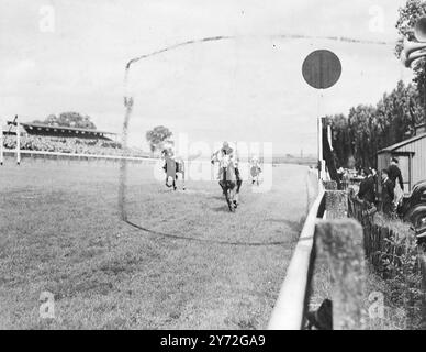 Zum ersten Mal seit 1940 wurde der Rennsport auf der Londoner Rennbahn Alexandra Park fortgesetzt, die heute tausenden Rennfahrern als „Ally Pally“ bekannt ist. Ein Rekordpublikum beobachtete Gordon Richards, der in seiner üblichen guten Form fuhr, bei zwei Gewinnern im Jugendverkaufssieger und im London Cup nach Hause kam. Das Bild zeigt: Das Ziel des juvenilen Verkaufsplatts, das mit nur vier Läufern über fünf Furlongs gelaufen ist, zeigt Gordon Richards auf Grey Flash, der den Posten überholt hat, um heute im Alexandra Park von Dinhill und Golden Lantern zu gewinnen. 5. Juli 1947 Stockfoto