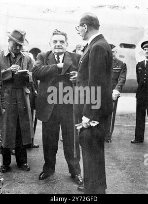 Monsieur Edouard Herriot, ehemaliger Premierminister Frankreichs, kam bei einem kurzen Besuch am Flughafen Northolt an. Er ist hier auf Einladung des Präsidenten des Unterhauses Oberst Rt. Hon.D. Clifton Brown und der Lordkanzler Rt. Viscount Jowitt. Das Bild zeigt: M. Herriot schlägt bei der Ankunft eine napoleoneske Pose auf dem Flughafen mit M. rene Massigli OBE, französischer Botschafter in Großbritannien, der ihn bei der Ankunft in England traf. 1. Juli 1947 Stockfoto