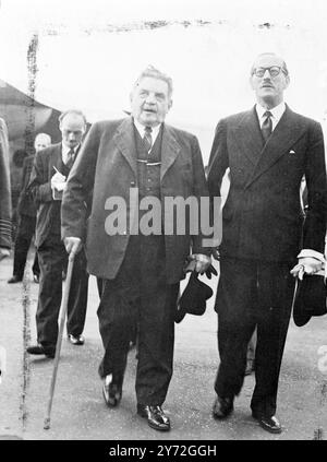 Monsieur Edouard Herriot, ehemaliger Premierminister Frankreichs, kam bei einem kurzen Besuch am Flughafen Northolt an. Er ist hier auf Einladung des Präsidenten des Unterhauses Oberst Rt. Hon.D. Clifton Brown und der Lordkanzler Rt. Viscount Jowitt. Das Bild zeigt: M. Herriot am Flughafen mit M. rene Massigli OBE, französischer Botschafter in Großbritannien, der ihn bei der Ankunft in England traf. 1. Juli 1947 Stockfoto