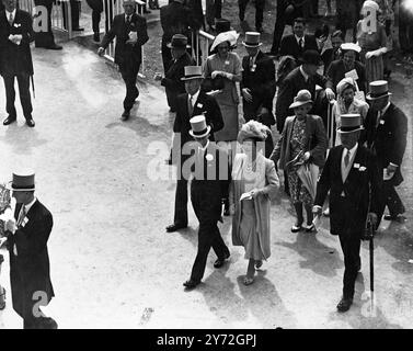 Das reichste Rennen Europas, der Gold Cup, wurde in Ascot von Mons gewonnen. F.R. Schmitts Souverain, geritten vom französischen Jockey M. Lollierou. Die Chancen auf den ebenfalls französisch gezüchteten Chanteur II, der nun in britischem Besitz ist, wurden mit dem Aga Khan's Field Day auf den zweiten Platz geschlagen. Das Rennen wurde in Anwesenheit des Königs und der Königin, der Prinzessin Elizabeth und anderer Mitglieder der königlichen Familie ausgetragen. Das Bild zeigt: Ihre majestäten der König und die Königin, gefolgt von Ihrer Königlichen Hoheit Prinz Elizabeth, auf dem Bild, als sie das Fahrerlager verließen, nachdem sie die Pferde in Ascot inspiziert hatten. 19. Juni 1947 Stockfoto