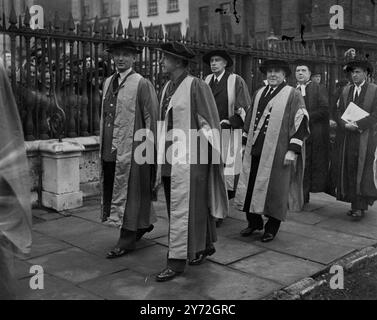 Die Universität Cambridge hat Commodore Sir James Bissett, dem Kapitän der Königin Elizabeth, den Ehrendoktor verliehen. Bei der heutigen Zeremonie erhielten Marshal der Royal Air Force Sir Arthur Tedder und Feldmarschall Sir Harold Alexander auch die Ehrendoktorwürde des Doktors der Rechtswissenschaften. Lord Keynes wurde zum Ehrendoktor der Wissenschaft ernannt. Das Bild zeigt: Die Prozession während der heutigen Zeremonie. 31. Januar 1946 Stockfoto