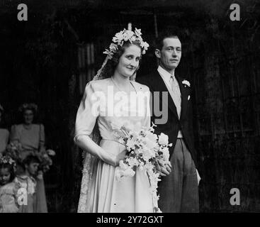 Verheiratet in der St. George's Chapel in Windsor war Miss Barbara Chrichton, Tochter von Sir George und Lady Mary Crichton und Freundin von Prinzessin Elizabeth und Prinzessin Margaret. Der Bräutigam Mr. Alistair Nicholson, Sohn von Lt. Col. Und Mrs. Malcolm Nicholson, die während des Krieges in der Berkshire Yeomanry diente. Die Braut trug einen Schleier, der Marie Antoinette gehörte, eines der wertvollen Besitztümer der Familie der Mutter der Braut. Das Bild zeigt: Die Braut und der Bräutigam verließen die St. George's Chapel nach ihrer Hochzeit. 13. Juni 1947 Stockfoto