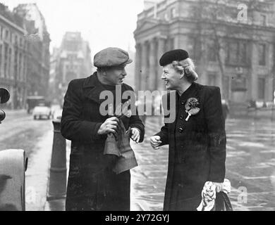 Gracie ist zurück. Gracie Fields ist nach viereinhalb Jahren wieder in London. Das Foto zeigt, dass Gracie heute Morgen (Mittwoch) einen Witz mit einem londoner Taxifahrer am Trafalgar Square macht. 30. Januar 1946 Stockfoto