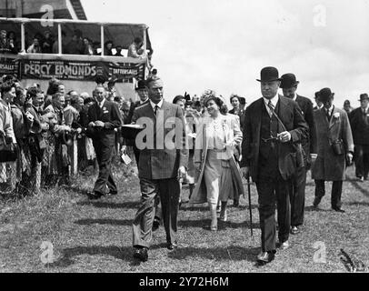 Die Derby Stakes 168 wurden heute in Anwesenheit ihrer majestäten König und Königin und Prinzessin Elizabeth, des Herzogs und der Herzogin von Gloucester, Prinzessin Alice und des Earl of Athlone in Epsom geführt. Am Morgen fiel heftiger Regen, aber das Wetter hellte sich vor dem Rennen auf. Tausende packten den berühmten Kurs, um das blaue Band des englischen Rasens zu sehen, der am Samstag zum ersten Mal in seiner Geschichte läuft. 7. Juni 1947 Stockfoto