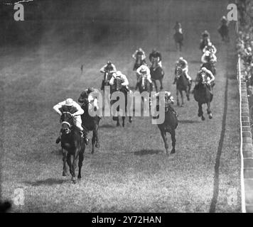 Trotz heftigen Regens am Morgen schauten Hunderttausende nach Epsom Downs, um das wahrscheinlich größte Derby aller Zeiten zu erleben. Das Bild zeigt: Frühe Rennfahrer versuchen, während ihres langen Wartens auf dem Kurs heute Morgen etwas nass zu halten. 7. Juni 1947 Stockfoto