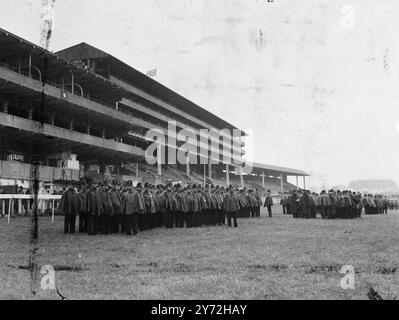 Trotz heftigen Regens am Morgen schauten Hunderttausende nach Epsom Downs, um das wahrscheinlich größte Derby aller Zeiten zu erleben. Das Bild zeigt: Einige der Polizisten, die heute Morgen die Epsom-Parade vor der Tribüne kontrollieren werden. 7. Juni 1947 Stockfoto