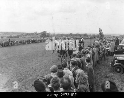 Trotz heftigen Regens am Morgen schauten Hunderttausende nach Epsom Downs, um das wahrscheinlich größte Derby aller Zeiten zu erleben. Das Bild zeigt: Frühe Rennfahrer versuchen, während ihres langen Wartens auf dem Kurs heute Morgen etwas nass zu halten. 7. Juni 1947 Stockfoto