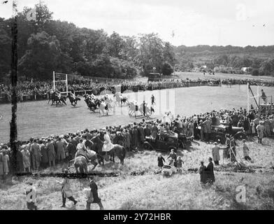 Die Derby Stakes 168 wurden heute in Anwesenheit ihrer majestäten König und Königin und Prinzessin Elizabeth, des Herzogs und der Herzogin von Gloucester, Prinzessin Alice und des Earl of Athlone in Epsom geführt. Am Morgen fiel heftiger Regen, aber das Wetter hellte sich vor dem Rennen auf. Tausende packten den berühmten Kurs, um das blaue Band des englischen Rasens zu sehen, der am Samstag zum ersten Mal in seiner Geschichte läuft. 7. Juni 1947 Stockfoto