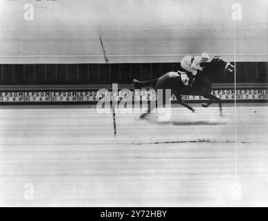 Die Derby Stakes 168 wurden heute in Anwesenheit ihrer majestäten König und Königin und Prinzessin Elizabeth, des Herzogs und der Herzogin von Gloucester, Prinzessin Alice und des Earl of Athlone in Epsom geführt. Am Morgen fiel heftiger Regen, aber das Wetter hellte sich vor dem Rennen auf. Tausende packten den berühmten Kurs, um das blaue Band des englischen Rasens zu sehen, der am Samstag zum ersten Mal in seiner Geschichte läuft. 7. Juni 1947 Stockfoto