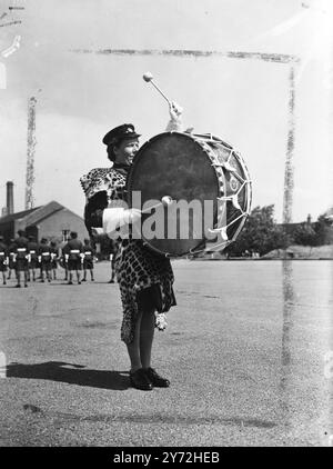 Die Ehre, die erste Frauenorganisation zu sein, die beim Royal Turnier vertreten ist, ist der W AAF gefallen. Die W AAF Central Band, die bereits sehr versiert war, bei großen Anlässen aufzutreten, spielte in der Show des Lord Mayor, leitete eine belgische Siegesparade in Leige, tourte durch Norwegen, Holland, Dänemark, Deutschland und Frankreich, war heute in Henlow beschäftigt und brachte den letzten polnisch auf eine Aufführung, die zweifellos die kritischsten Besucher dieses bemerkenswerten militärischen Ereignisses beeindrucken wird. 4. Juni 1947 Stockfoto