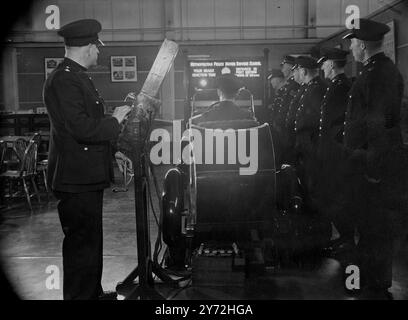 Training von Speed Corps, um Verbrechen zu besiegen. Mit dem Ziel, die Banden von Motorrädern zu zerschlagen und mehr Sicherheit im Straßenverkehr zu gewährleisten, bildet die Metropolitanpolizei eine Armee von Autobahnpolizisten aus. Während des Krieges wurde die Polizeifahrschule geschlossen, aber jetzt ist sie wieder geöffnet und in vollem Gange. Nach fünf Wegen werden die Männer als vollqualifizierte Kraftfahrzeugpolizei ausgewiesen und können die gefährlichsten Straßen straffrei befahren. Fotoshows, Bremsunterricht an der Hendon Polce Fahrschule. 29. Januar 1946 Stockfoto