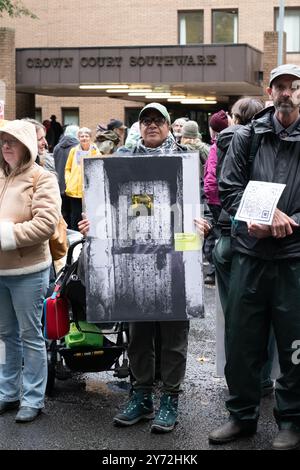 London, Großbritannien. September 2024. Anhänger der Wahlkampfgruppe verteidigen unsere Jurys und halten Fotos von politischen Gefangenen vor dem Southwark Crown Court in einer Ausstellung, die den Start einer Kampagne gegen drakonische Strafen an Klima- und andere gewaltlose Aktivisten markiert. Die Just Stop Oil-Aktivisten Phoebe Plummer und Anna Holland wurden für 2 Jahre bzw. 20 Monate inhaftiert, weil sie Suppe auf ein Van Gogh-Gemälde in der National Gallery geworfen hatten. Quelle: Ron Fassbender/Alamy Live News Stockfoto