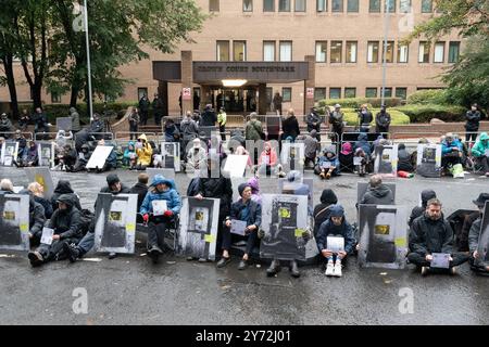 London, Großbritannien. September 2024. Anhänger der Wahlkampfgruppe verteidigen unsere Jurys und halten Fotos von politischen Gefangenen vor dem Southwark Crown Court in einer Ausstellung, die den Start einer Kampagne gegen drakonische Strafen an Klima- und andere gewaltlose Aktivisten markiert. Die Just Stop Oil-Aktivisten Phoebe Plummer und Anna Holland wurden für 2 Jahre bzw. 20 Monate inhaftiert, weil sie Suppe auf ein Van Gogh-Gemälde in der National Gallery geworfen hatten. Quelle: Ron Fassbender/Alamy Live News Stockfoto