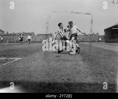 Sunshine läutet heute, Samstag, einen weiteren Tag des Sports ein, als eines der Veranstaltungen Fußball in brentford war, wo die Heimmannschaft Liverpool in einem Spiel der First Division spielte. 17. Mai 1947 Stockfoto