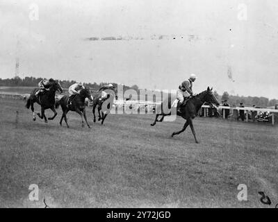 Ein Wolkenbruch schickte Rennfahrer kurz nach dem ersten Rennen im Lingfield Park, dem Eröffnungstreffen der Saison heute, um Schutz zu suchen. Das Wetter klärte sich jedoch später auf, und die Rennen gingen weiter, wobei Gordon Richards die Gewinner der beiden großen Rennen des Tages verbreitete. 16. Mai 1947 Stockfoto