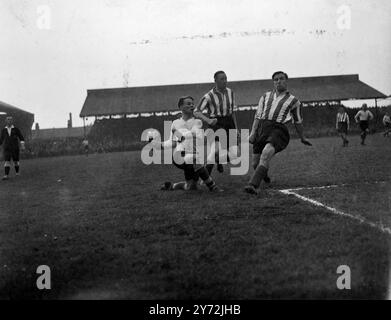 Sunshine läutet heute, Samstag, einen weiteren Tag des Sports ein, als eines der Veranstaltungen Fußball in brentford war, wo die Heimmannschaft Liverpool in einem Spiel der First Division spielte. 17. Mai 1947 Stockfoto