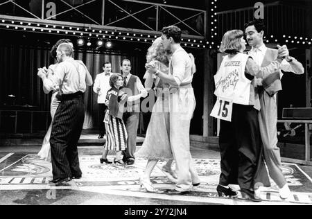 l-r: Geraldine Fitzgerald (Jackie Miller - obscured), Peter Guinness (James Reilly), (hinten) Henry Goodman (Rocky Gravo), Imelda Staunton (Gloria Beatty), Paul Greenwood (Robert Syverton), Denica Fairman (Mary Hawley), Gary Lovell), Jane Lancaster (Ruby Batone), Bryan Torfeh (SIE SCHIESSEN NICHT auf PFERDE? Von Ray Herman bei der Royal Shakespeare Company (RSC), Mermaid Theatre, London EC4 16/07/1987 Adaptiert nach dem Roman von Horace McCoy Design: Ralph Koltai Beleuchtung: Chris Ellis Regisseur: Ron Daniels Stockfoto