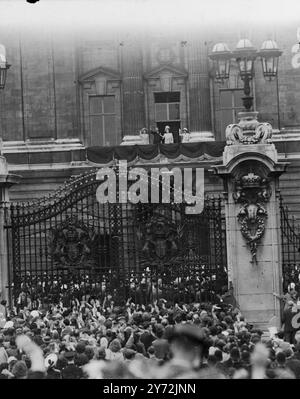 London erwies sich als stark, um den König und die Königin und die Prinzessinnen, die heute nach Abschluss ihrer Tour durch Südafrika in die Hauptstadt zurückkehrten, zu begrüßen. Die königliche Familie war mit dem Zug von Portsmouth nach Waterloo gereist, von wo aus sie in einer offenen Kutsche zum Buckingham Palace fuhren. Menschenmassen säumten die Strecke, um sie zu begrüßen. 12. Mai 1947 Stockfoto