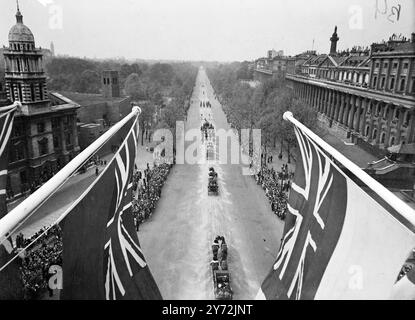 London erwies sich als stark, um den König und die Königin und die Prinzessinnen, die heute nach Abschluss ihrer Tour durch Südafrika in die Hauptstadt zurückkehrten, zu begrüßen. Die königliche Familie war mit dem Zug von Portsmouth nach Waterloo gereist, von wo aus sie in einer offenen Kutsche zum Buckingham Palace fuhren. Menschenmassen säumten die Strecke, um sie zu begrüßen. 12. Mai 1947 Stockfoto