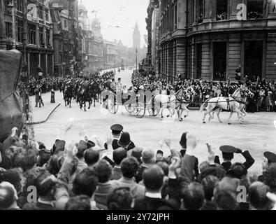 London erwies sich als stark, um den König und die Königin und die Prinzessinnen, die heute nach Abschluss ihrer Tour durch Südafrika in die Hauptstadt zurückkehrten, zu begrüßen. Die königliche Familie war mit dem Zug von Portsmouth nach Waterloo gereist, von wo aus sie in einer offenen Kutsche zum Buckingham Palace fuhren. Menschenmassen säumten die Strecke, um sie zu begrüßen. 12. Mai 1947 Stockfoto