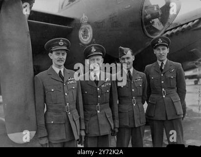 Eine RAF-Mücke, die vom Squadron-Führer H.B. Martin, DSO, DFC, dem einzigen Überlebenden des Flugzeugs, das den großen Mohne-Staudamm in Deutschland angegriffen und platzt hat, startete vom Londoner Flughafen, um den Luftrekord von London nach Kapstadt zu zerstören. Das Bild zeigt von links nach rechts: Staffelführer H. B. Martin, Staffelführer H. B. Martin, Lt. Hanson und Lt. Z. B. Woods. Woods und Hanson fliegen eine zweite Mücke, wenn die erste mehr als 24 Stunden dauert. 30. April 1947 Stockfoto