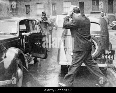 Weitere Beweise für ein Treffen zwischen zwei Gruppen Maltesern im West End und einen Konflikt, der später stattfand, als einem Mann zwei Finger abgeschnitten wurden, wurden heute in West London vorgelegt. Eugene Mussina, 38, Kaufmann am Hof von Winchester, Kensington, wurde in Untersuchungshaft angeklagt, weil er Charles Vasallo zuvor körperlich geschädigt hatte, indem er ihn mit einem scharfen Instrument in der linken Hand zerschnitten hatte. Das Bild zeigt: Eugene Mussina fotografiert in London. 30. April 1947 Stockfoto