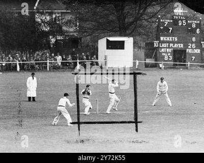 Athol Rowan (Batting) von Transvaal demonstriert den Stil, der ihm unter einigen Sportlern den Titel des weltbesten Off-Spin-Bowlers eingebracht hat. Rowan, der jetzt mit den südafrikanischen Cricketern durch Großbritannien tourte, ist der jüngere Bruder von Teamkollegen Eric. Auf der Tour 1947 war er der einzige Südafrikaner, der 100 erstklassige Wickets in den Topf nahm. 18. Mai 1947 Stockfoto