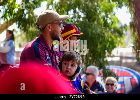 Melbourne, Australien. September 2024. CAL AH Chee (F) mit seinem Sohn und Charlie Cameron (B) von Brisbane Lions sind während der Veranstaltung zu sehen. Australian Football League Grand Final Parade und Footy Festival übernehmen im Yarra Park vor dem Melbourne Cricket Ground Stadium vor AFL? Großes Finale. Die Veranstaltung bietet Unterhaltung für alle Altersgruppen, darunter Spielerauftritte, Giveaways, AFL Play Zone, Musik und einige der besten Food Trucks und Bars von Melbourne. Quelle: SOPA Images Limited/Alamy Live News Stockfoto