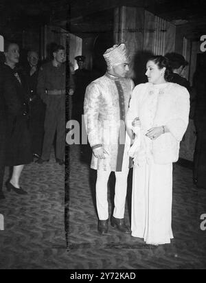 Ihre Majestät Königin Mary, begleitet von ihren Königlichen Hoheiten, dem Herzog und der Herzogin von Gloucester, besuchte heute Abend den Weltpremierer des Films „Black Narcissus“ im Odeon-Theater, Leicester Square. Die Premiere war zu Hilfe des National Hospital for Women, und vor der Filmvorführung wurde eine kurze Auswahl an Musik von der Band der Royal Military School of Music gespielt. Das Bild zeigt: Sabu, die in dem neuen Bild die Hauptrolle spielt, fotografiert bei der Ankunft mit Miss Brenda Julia für den Premier heute Abend. 24. April 1947 Stockfoto