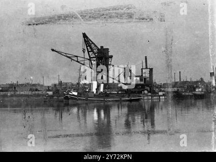 Der erste der riesigen niederländischen Schwimmkrane, die bei Morton, bei Gainsborough, Lincolnshire, zur Abdichtung des Flusses Trent eingesetzt werden sollen, ist in Hull angekommen, nachdem er von Amsterdam aus über die Nordsee gezogen wurde. Sobald der Kran im Victoria Dock ankerte, begannen die Arbeiten zur Montage eines riesigen 8 Tonnen schweren Auslegers, der von der Seeüberquerung entfernt worden war. Heute Morgen soll der Kran nach Gainsborough fahren, wo er die Ankunft des 2. Krans aus Holland erwartet, bevor der Betrieb auf dem beginnt. 13. April 1947 Stockfoto