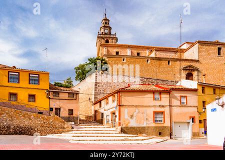 Blick vom Plaza del Caño. Die Kirche Nuestra Señora de la Asunción in Tarancón ist ein Pfarrtempel gotischer Herkunft, obwohl ihr aktueller Faktor ist Stockfoto