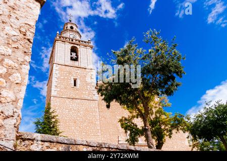 Detail des Glockenturms, drei absteigende Leichen, die letzten beiden sind achteckig. Die Kirche Nuestra Señora de la Asunción in Tarancón ist eine Pfarrkirche Stockfoto