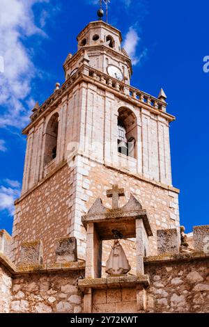 Detail des Glockenturms, drei absteigende Leichen, die letzten beiden sind achteckig. Die Kirche Nuestra Señora de la Asunción in Tarancón ist eine Pfarrkirche Stockfoto