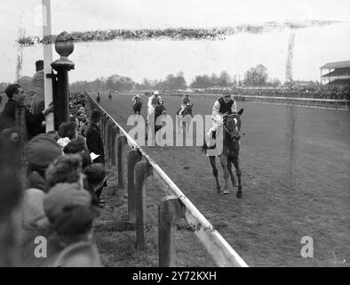 Heute wurde das Rennen im Kempton Park zum ersten Mal seit dem Krieg wieder aufgenommen. Das Bild zeigt: Das Ziel der Spelthorne-Platte, das erste Rennen heute im Kempton Park. Ford Transport gewinnt von Casimir II, gefahren von D. Smith und General Factotum, Dritter. 5. April 1947 Stockfoto